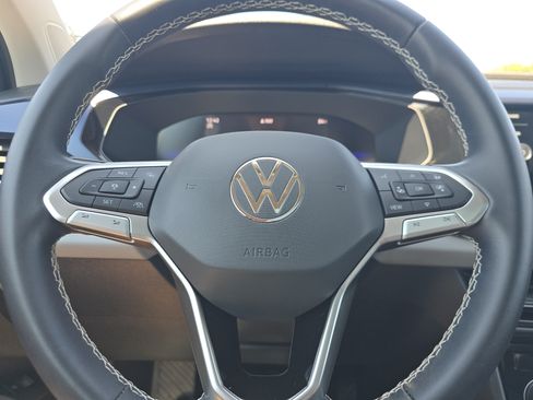 Used 2023 Volkswagen Taos SE w/ Panoramic Sunroof Package FWD image 21