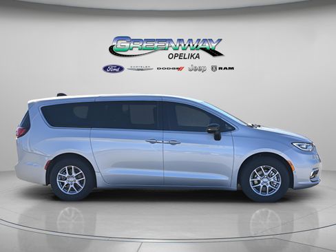 New 2026 Chrysler Pacifica Select image 8