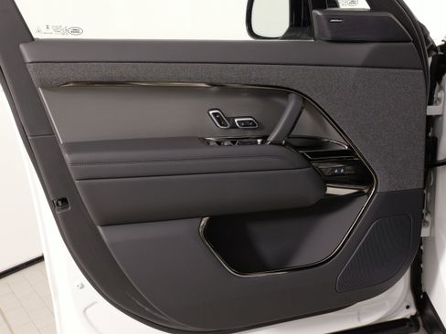 Used 2025 Land Rover Range Rover Sport SE image 24