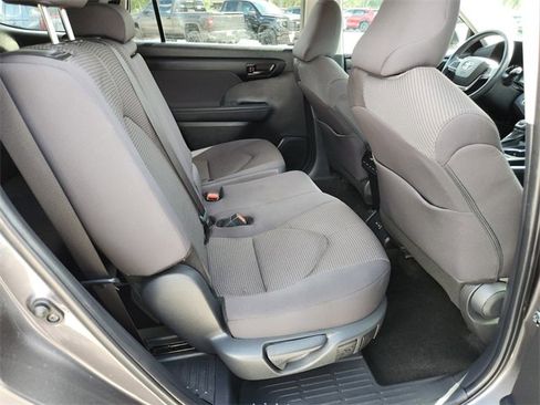 Used 2024 Toyota Highlander LE image 15