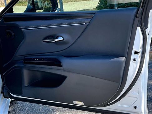 Used 2025 Lexus ES 300h w/ Premium Package image 27