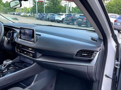 Used 2025 Nissan Rogue SV AWD/4WD image 13
