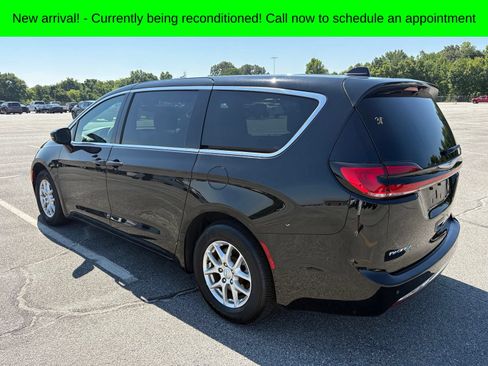 Used 2025 Chrysler Pacifica Select FWD image 5