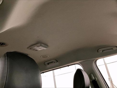 Used 2024 Kia Carnival EX image 21