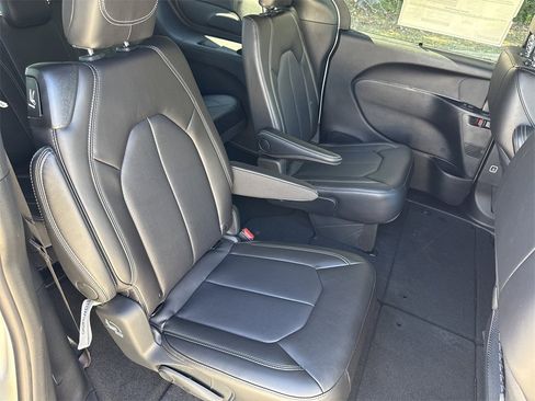 New 2026 Chrysler Pacifica Select image 36
