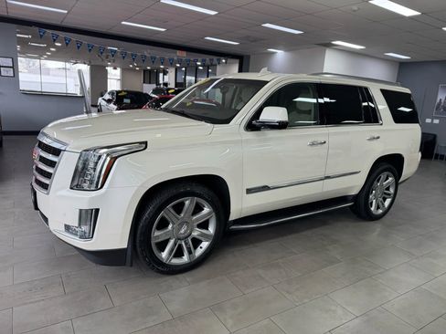 Used 2015 Cadillac Escalade Luxury image 2
