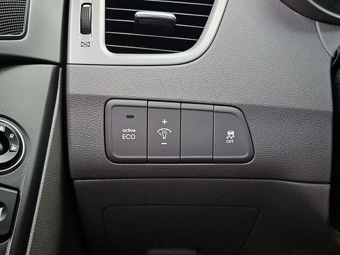Used 2015 Hyundai Elantra SE w/ Option Group 02 FWD image 25