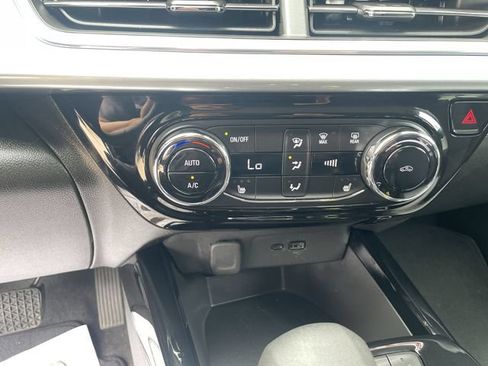 Used 2025 Chevrolet Trax LT w/ LT Convenience Package FWD image 25