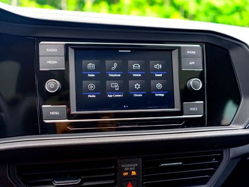 Used 2024 Volkswagen Jetta SE w/ Panoramic Sunroof Package FWD image 19