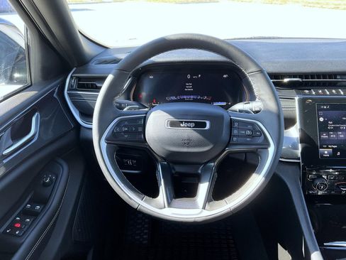 Used 2023 Jeep Grand Cherokee Altitude AWD/4WD image 11