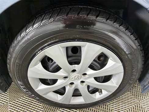 Used 2021 Toyota Corolla LE image 12