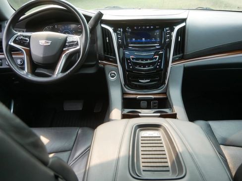 Used 2020 Cadillac Escalade Premium Luxury w/ Escalade Sport Edition AWD/4WD image 22
