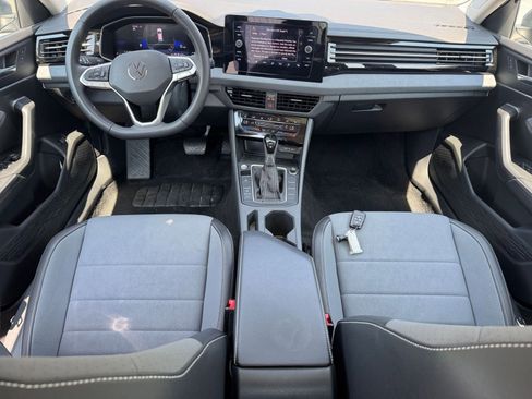 Used 2025 Volkswagen Jetta SE image 40