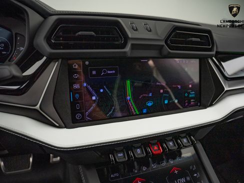 Used 2025 Lamborghini Urus SE image 26