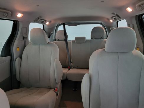 Used 2011 Toyota Sienna w/ Towing Pkg FWD image 12