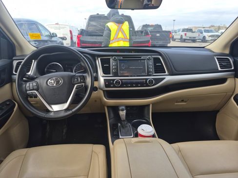 Used 2019 Toyota Highlander XLE AWD/4WD image 9