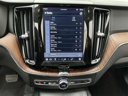 Certified 2023 Volvo XC60 B5 Plus w/ Climate Package image 16