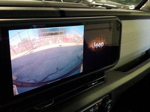 Used 2024 Jeep Wrangler Unlimited AWD/4WD image 29
