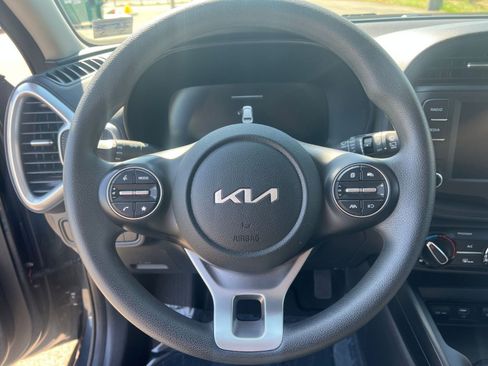 Used 2025 Kia Soul LX w/ LX Technology Package FWD image 25