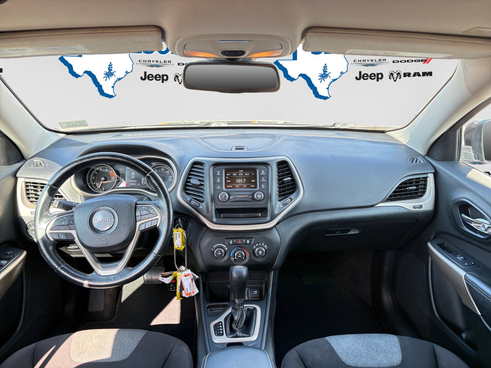 Used 2018 Jeep Cherokee Latitude w/ Altitude Package FWD image 12