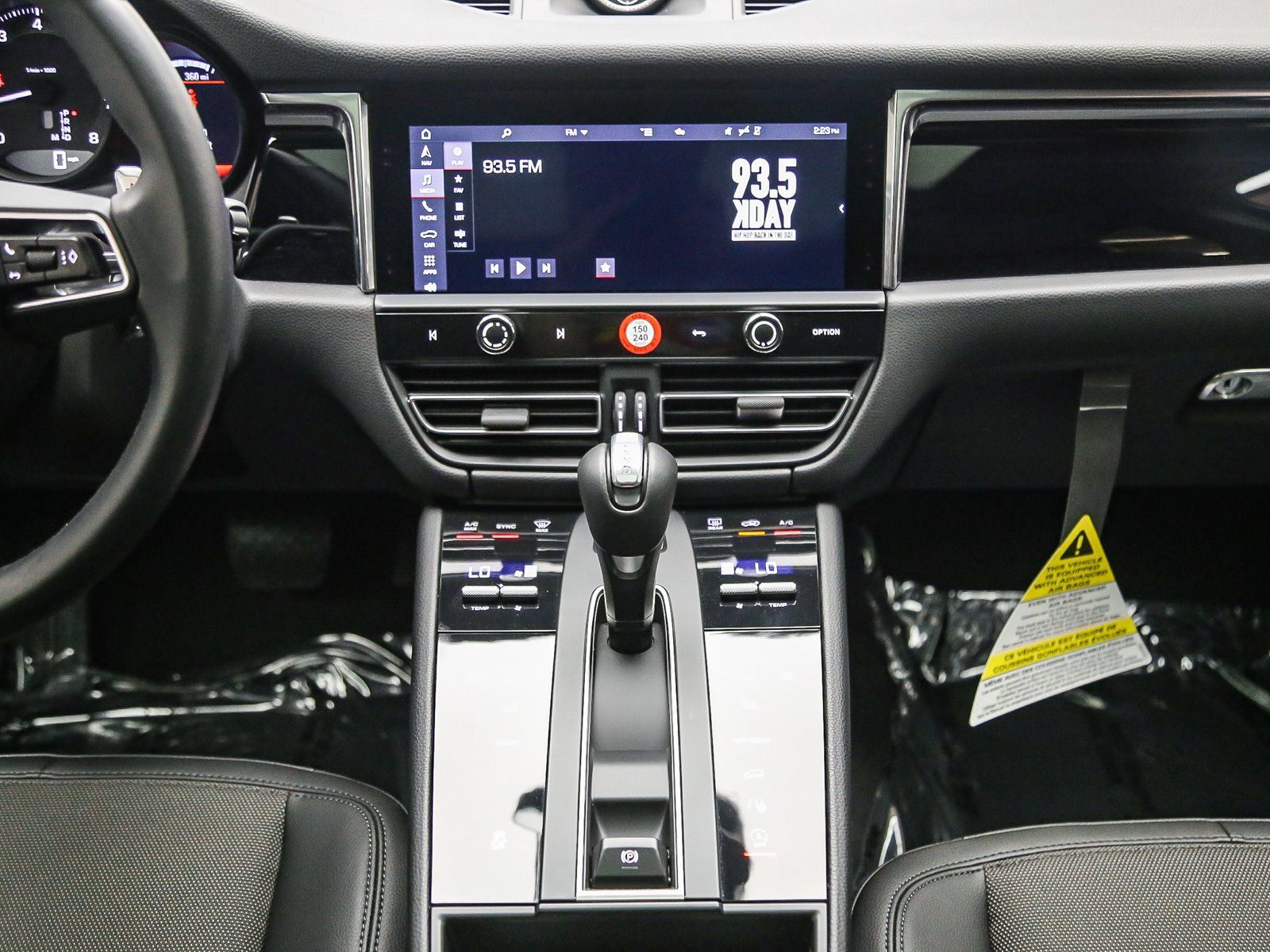 Certified 2025 Porsche Macan AWD/4WD image 17