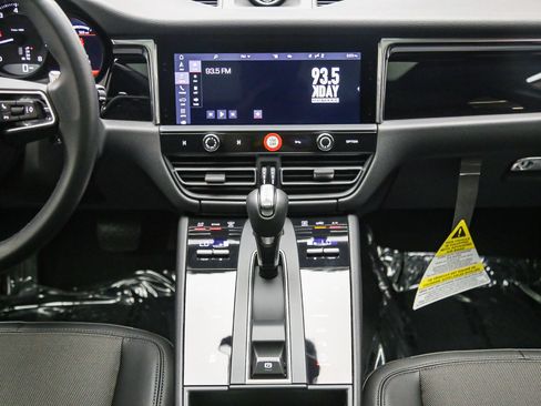 Certified 2025 Porsche Macan AWD/4WD image 17