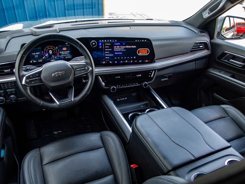 Used 2025 Chevrolet Suburban Z71 image 27