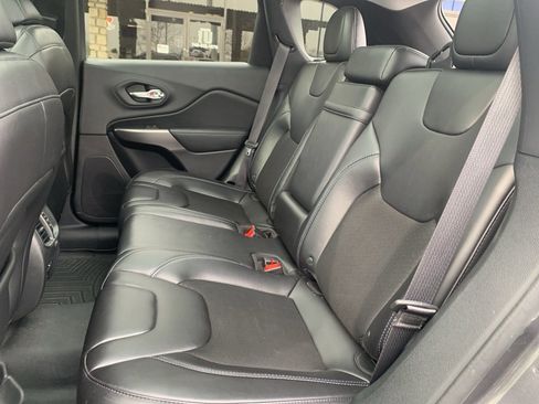 Used 2019 Jeep Cherokee Latitude Plus w/ Comfort/Convenience Group image 16