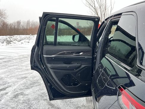 Used 2024 Jeep Grand Cherokee Limited w/ Black Appearance Package image 36