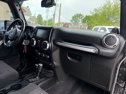 Used 2014 Jeep Wrangler Unlimited Sahara w/ Connectivity Group AWD/4WD image 12