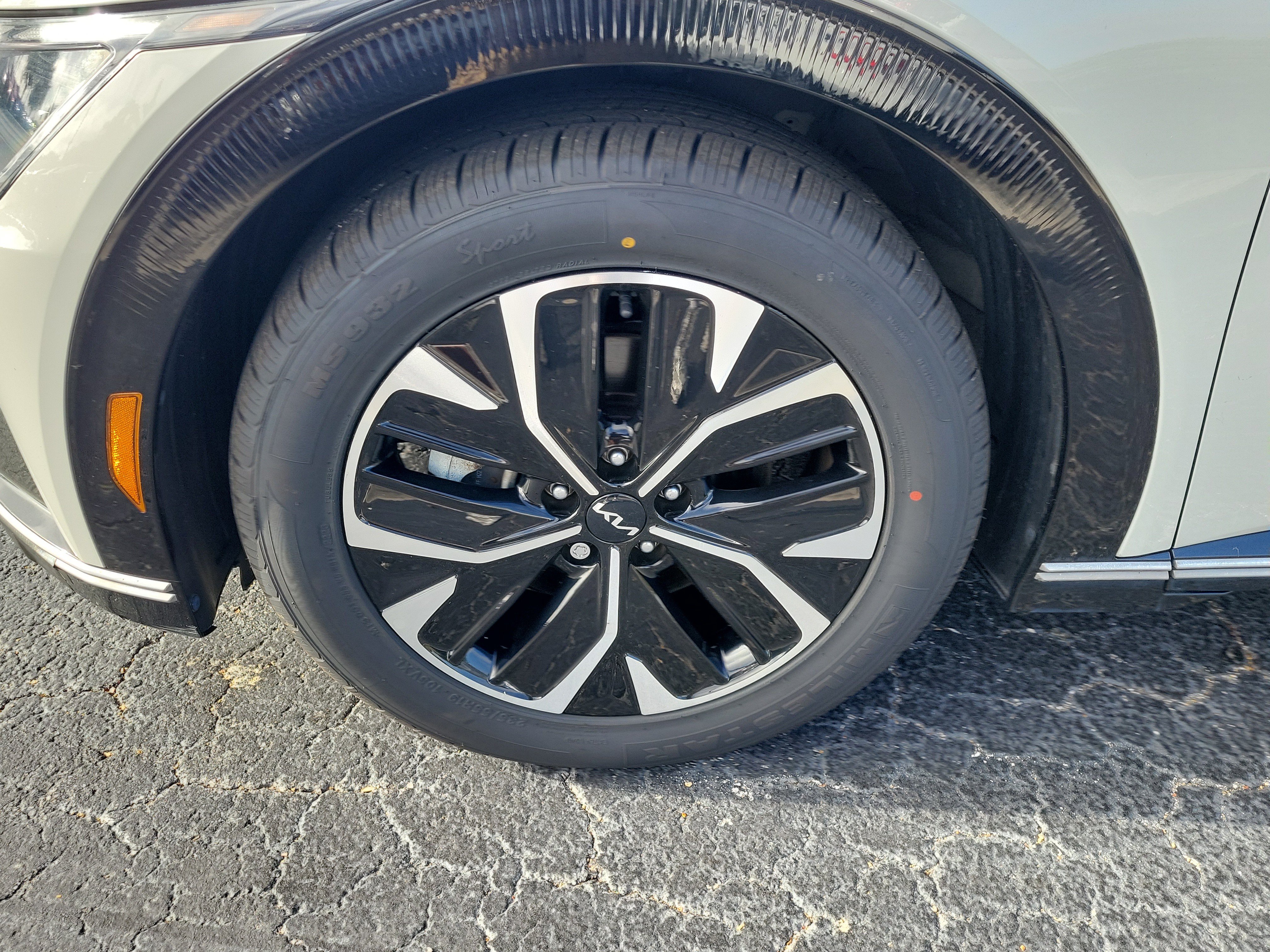 Used 2022 Kia EV6 Wind RWD image 4