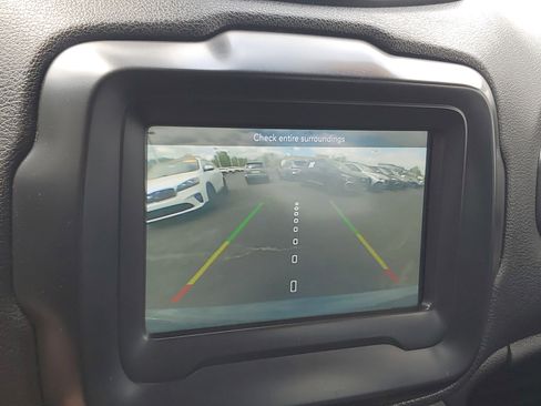 Used 2018 Jeep Renegade Latitude FWD image 25
