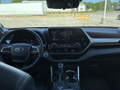 Used 2024 Toyota Highlander Platinum AWD/4WD image 39