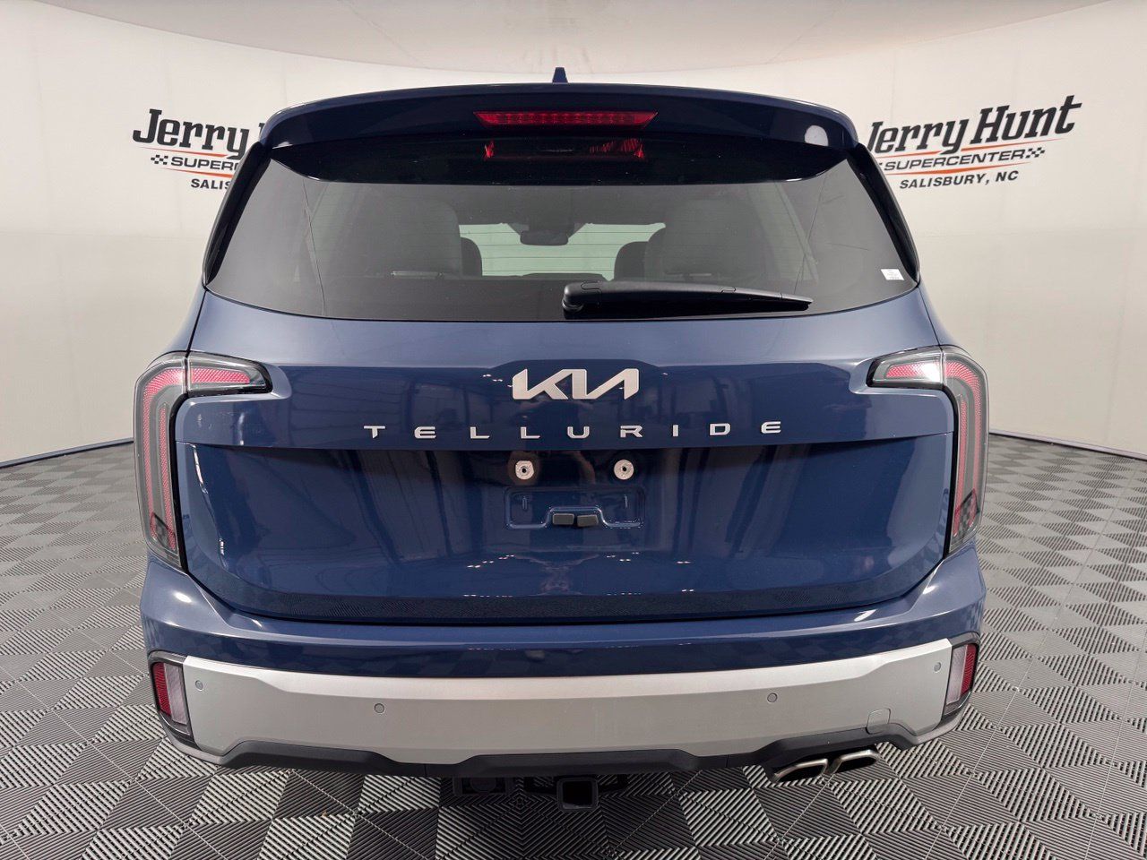 Used 2024 Kia Telluride SX w/ Towing Package FWD image 7
