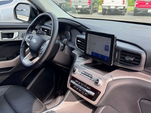 Used 2022 Ford Explorer XLT w/ Equipment Group 202A image 5