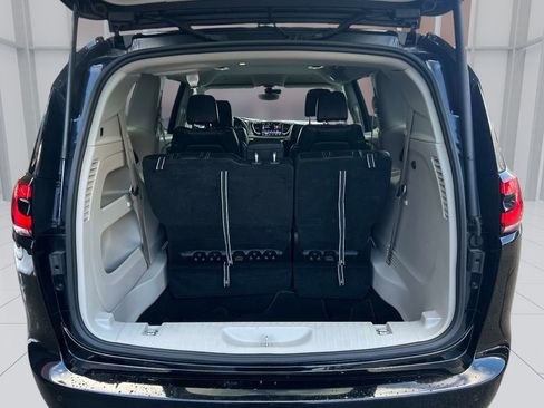 Used 2024 Chrysler Pacifica Touring-L image 13