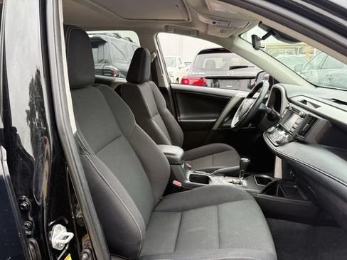 Used 2018 Toyota RAV4 XLE AWD/4WD image 28