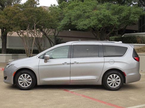 Used 2018 Chrysler Pacifica Touring-L image 2