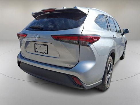 Used 2023 Toyota Highlander XLE image 10