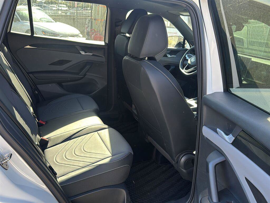 Used 2026 Volkswagen Tiguan SE R-Line AWD/4WD image 15