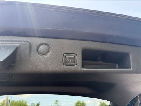 Used 2022 Chevrolet Equinox Premier AWD/4WD image 37
