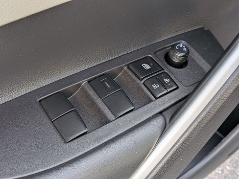 Used 2025 Toyota Corolla Cross L AWD/4WD image 13