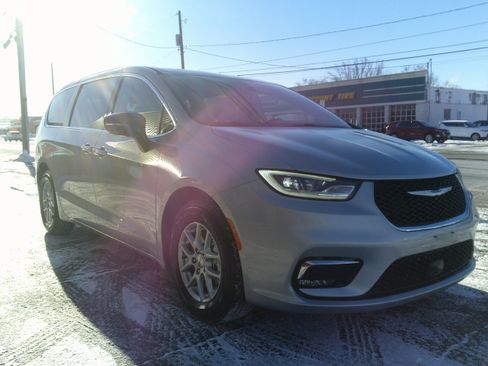 Used 2024 Chrysler Pacifica Touring-L image 7