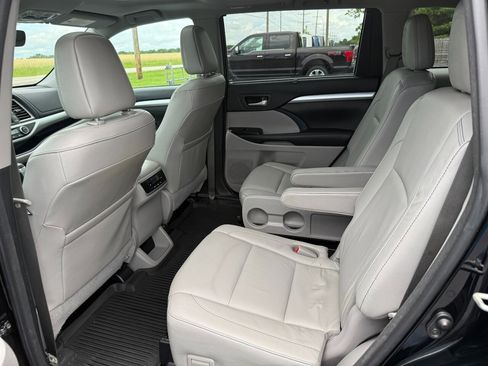 Used 2018 Toyota Highlander XLE AWD/4WD image 11