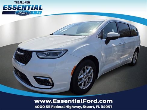 Used 2023 Chrysler Pacifica Touring-L image 1