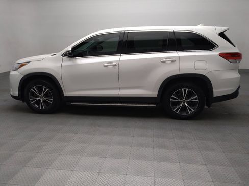 Used 2019 Toyota Highlander Plus FWD image 3