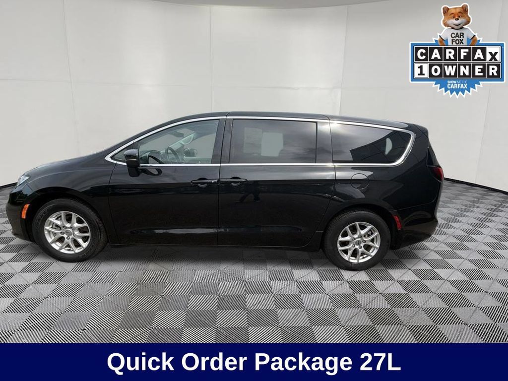 Used 2023 Chrysler Pacifica Touring-L FWD image 2