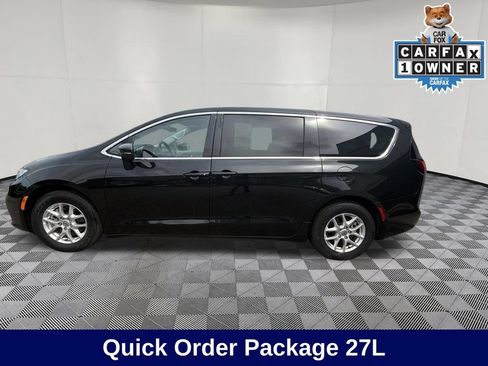 Used 2023 Chrysler Pacifica Touring-L FWD image 2
