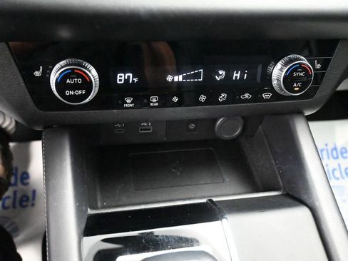 Used 2024 Mitsubishi Outlander SE image 32