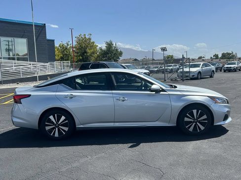 Used 2021 Nissan Altima 2.5 SV FWD image 2